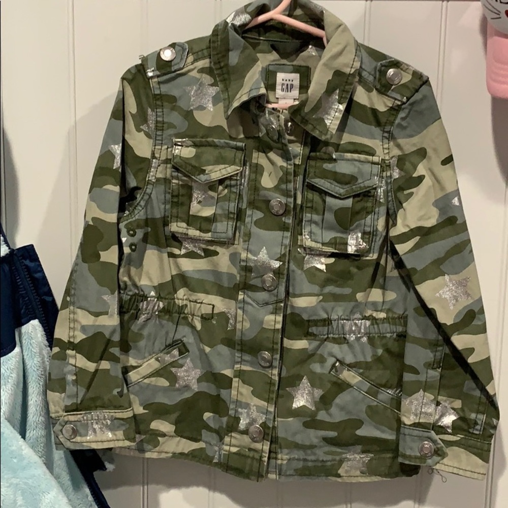 LIKE NEW baby gap star camo coat size 2T